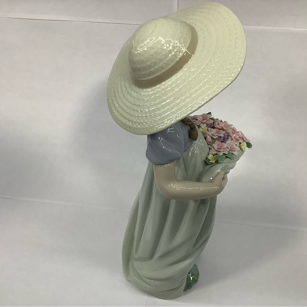 LLADRO Bountiful Blossom porcelain figurine - Picture 4 of 10